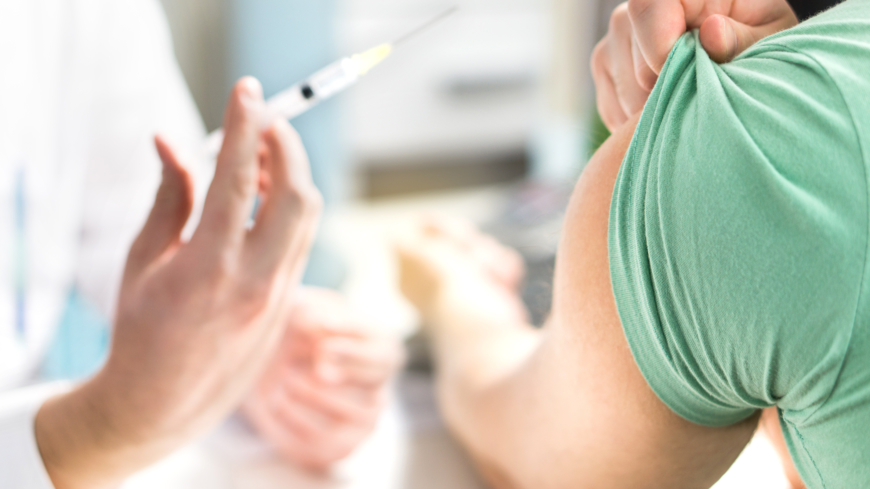 10 000 doser influensavaccin ska levereras till Region Västernorrland så nu är det fritt fram att vaccinera sig även om man inte tillhör en riskgrupp. Foto: Shutterstock